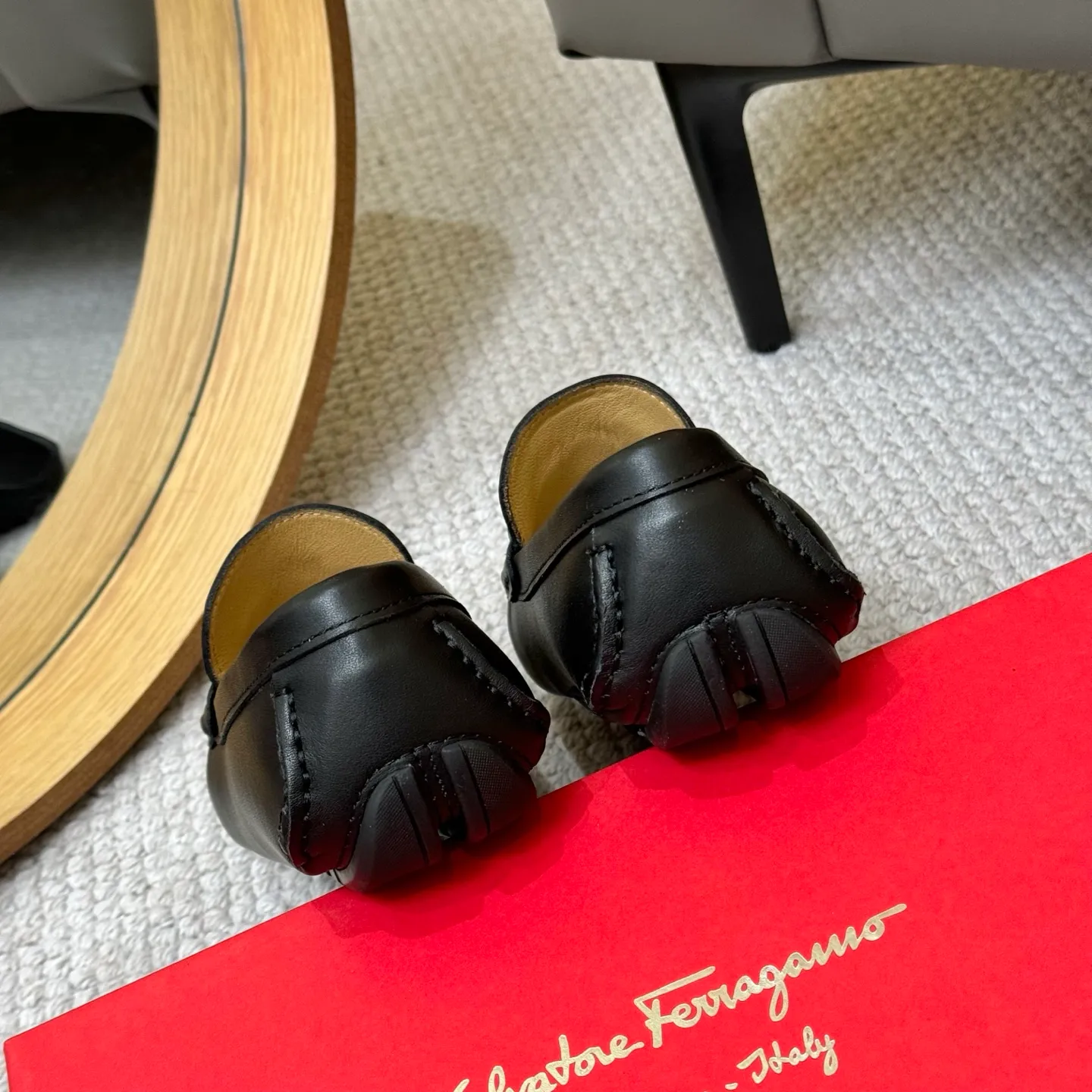 Men's men's shoes 💰420 (Yangli) Ferragamo 〰Ferragamo 2⃣️0⃣️2⃣️5️⃣ New series 👊🏻 Upper 🇮🇹 Italian imported calfskin, original outsole molding. Water-dyed sheepskin lining. The identity of every successful man is set off, and the upper and lower shoes are elegant and stable🚶🏻🚶🏻The high-end custom counter original replica is an eternal classic🔍️Number of codes: 38-46 with counter packaging
